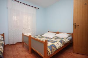 - une chambre avec un lit et une fenêtre dans l'établissement Apartments with a parking space Sukosan, Zadar - 6332, à Sukošan