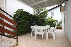 Zdjęcie z galerii obiektu Apartments with a parking space Sukosan, Zadar - 6332 w Sukošanie