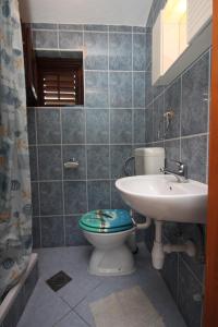 La salle de bains est pourvue de toilettes et d'un lavabo. dans l'établissement Apartments with a parking space Sukosan, Zadar - 6332, à Sukošan