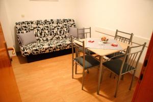 Zimmer mit einem Tisch, Stühlen und einem Bett in der Unterkunft Apartments with a parking space Vodice - 6233 in Vodice