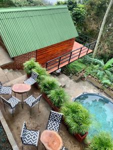 een patio met stoelen en een zwembad bij Hostal Ana in Santa Marta