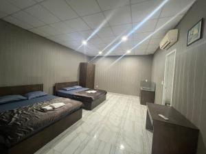 um quarto com duas camas e um lavatório em Hello Hotel em Bùi Tiếng