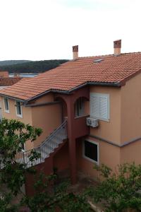 Brgulje的住宿－Apartments by the sea Brgulje, Molat - 6250，享有屋顶房屋的景致