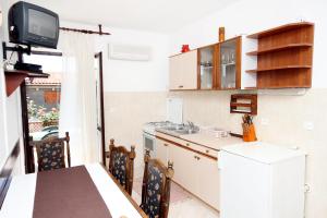 Kuchyň nebo kuchyňský kout v ubytování Apartments by the sea Brgulje, Molat - 6243