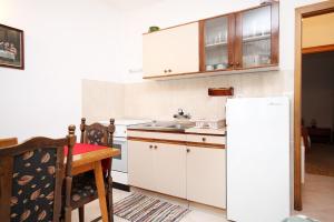 Kuchyň nebo kuchyňský kout v ubytování Apartments by the sea Brgulje, Molat - 6243