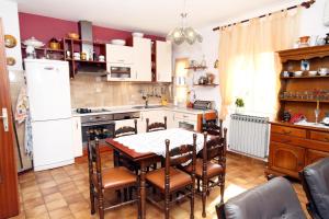 cocina con mesa, sillas y nevera en Apartments with a parking space Molat - 6249 en Molat