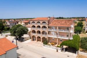 una vista aérea de una gran casa en una ciudad en Apartments and rooms with parking space Biograd na Moru, Biograd - 6219, en Biograd na Moru