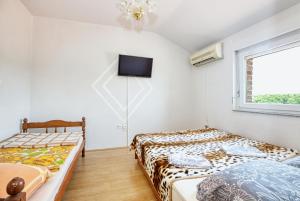 Posteľ alebo postele v izbe v ubytovaní Apartments and rooms with parking space Biograd na Moru, Biograd - 6219