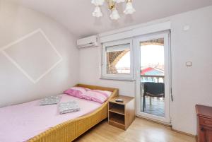 Posteľ alebo postele v izbe v ubytovaní Apartments and rooms with parking space Biograd na Moru, Biograd - 6219