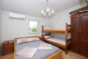 1 Schlafzimmer mit 2 Etagenbetten und einem Fenster in der Unterkunft Apartments and rooms with parking space Biograd na Moru, Biograd - 6219 in Biograd na Moru