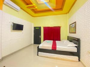 Un pat sau paturi într-o cameră la Hotel Karunia 2 Jailolo