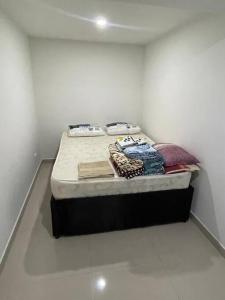 a small bedroom with a bed in a room at Lugar acogedor y muy central en Medellin in Medellín
