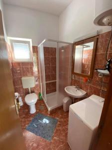 ポスティラにあるApartments by the sea Postira, Brac - 14902のシャワー、トイレ、洗面台を備えたバスルーム +16枚の写真