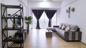 uma sala de estar com um sofá e uma grande janela em Traveler's homestay 旅人窝@ The Venus Sitiawan em Kampong Lumut Kiri