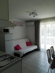 een kleine kamer met een bed en een keuken bij Apartments with a parking space Novi Vinodolski - 15292 in Novi Vinodolski