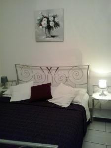 een slaapkamer met een bed met een vaas met bloemen bij Apartments with a parking space Novi Vinodolski - 15292 in Novi Vinodolski