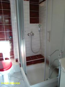 een badkamer met een douche, een bad en een toilet bij Apartments with a parking space Novi Vinodolski - 15292 in Novi Vinodolski