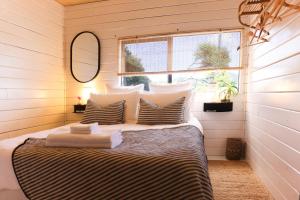 Postel nebo postele na pokoji v ubytování Boho Hill Apartment - Great Barrier Island Escape
