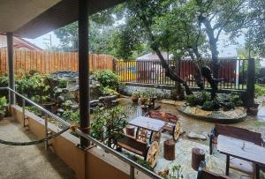 Elle offre une vue sur un jardin avec une clôture et des arbres. dans l'établissement RedDoorz @ Los Ecijanos Inn Pangasinan, à Bolinao