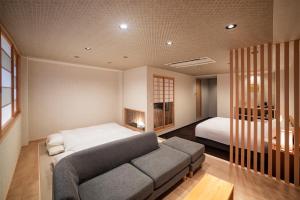 京都市にあるRinn Gion Kenninji Villa（鈴 祇園建仁寺別邸）のベッドルーム1室(ベッド1台、ソファ付)