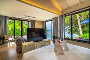 拉邁的住宿－Thai Fight Hotel，酒店客房设有带电视的床铺和客房。