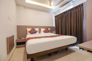 Кровать или кровати в номере FabHotel Athasri Inn