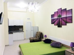 una camera con letto verde e cucina di Stamopolu Lux ground floor a Primorsko