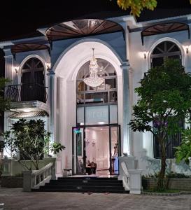 uma loja na frente de um edifício com um lustre em Hotel My Cang em Trà Vinh