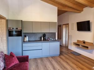 Kuchnia lub aneks kuchenny w obiekcie Greidlhof Alpstyle Apartments