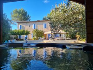 a pool of water in front of a house at Appel du Luberon in Mérindol