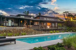 una casa con piscina frente a una casa en Byron Bay Accom Illuka at Byron Bay - Coopers Shoot Road, en Coopers Shoot