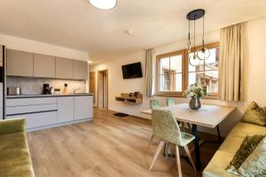 Kuchnia lub aneks kuchenny w obiekcie Greidlhof Alpstyle Apartments
