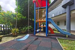 un parque infantil con un tobogán en un patio en Luï Luï Comfy Condo in Great Location en Kuah