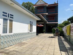 un bâtiment avec une passerelle devant lui dans l'établissement Nhà Nghỉ Hồng Trang - Thủ Dầu Một, à Xóm Mới (1)