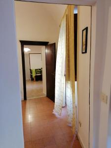 a hallway with a door leading to a dining room at Appartamento San Michele in Volterra