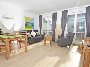 ein Wohnzimmer mit einer Couch und einem Tisch in der Unterkunft Wohnpark Stadt Hamburg - Apt. 01 in Binz