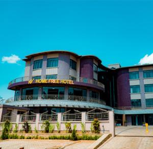 un grande edificio con un hotel senza casa di Home Free Hotel a Kigali