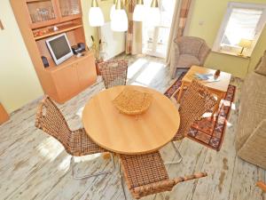 a dining room with a wooden table and chairs at Wohnpark Stadt Hamburg - Apt. 12 in Binz