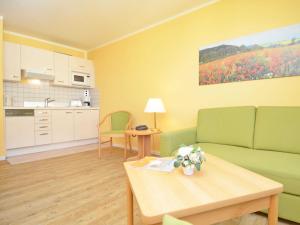 ein Wohnzimmer mit einer Couch und einem Tisch in der Unterkunft Wohnpark Stadt Hamburg - Apt. 15 in Binz