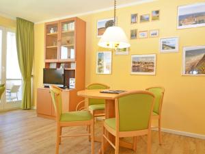 ein Esszimmer mit Tisch und Stühlen in der Unterkunft Wohnpark Stadt Hamburg - Apt. 15 in Binz + 26 Fotos