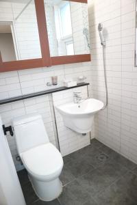 łazienka z toaletą i umywalką w obiekcie Rain Boots Guest House w mieście Inczon