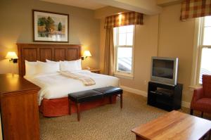 A bed or beds in a room at Calabogie Peaks Hotel, Ascend Hotel Collection
