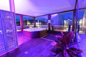 Hotel Boutique Abadia del Maestrat في Sarratella: حمام كبير مع حوض على شرفة