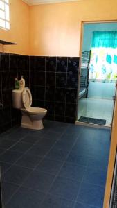 Bathroom sa Sobey Laris Homestay D’ZIY AD