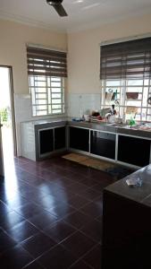 Kitchen o kitchenette sa Sobey Laris Homestay D’ZIY AD