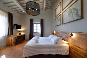 a bedroom with a large bed with a wooden headboard at Agriturismo Podere l'Aione in Scansano