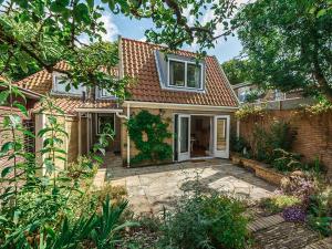 a brick house with a tile roof at Dorpsstraat 10 in Oost-Vlieland