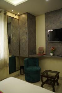 TV a/nebo společenská místnost v ubytování Hotel Anand Empire Near New Delhi Railway Station