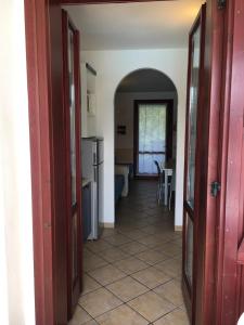 un couloir menant à une cuisine et une salle à manger dans l'établissement Michelangelo Holiday & Family Resort, à Lido di Spina