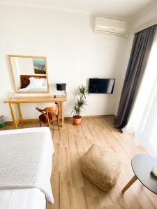 TV a/nebo společenská místnost v ubytování Eleni's Sea View Adults only
